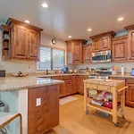 Stunning, Stylish Getaway Close To Everything!