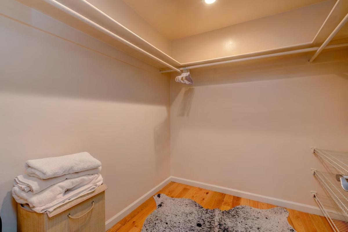 Stunning, Stylish Getaway Close To Everything! Chalet *